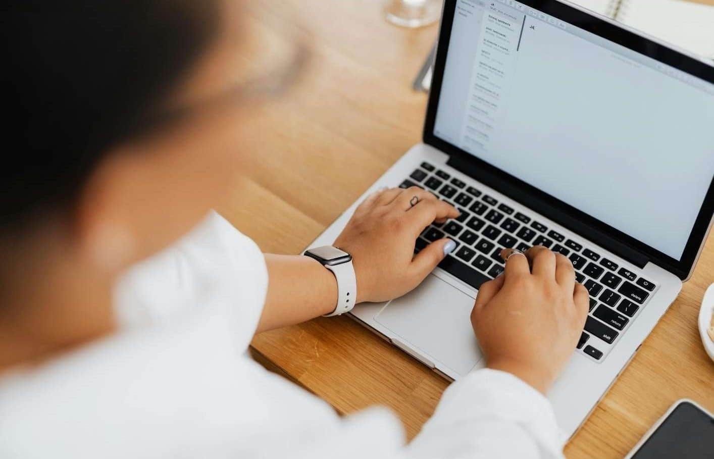 email-marketing-is-not-dead-getting-customers-out-of-newsletters-automations-laptop